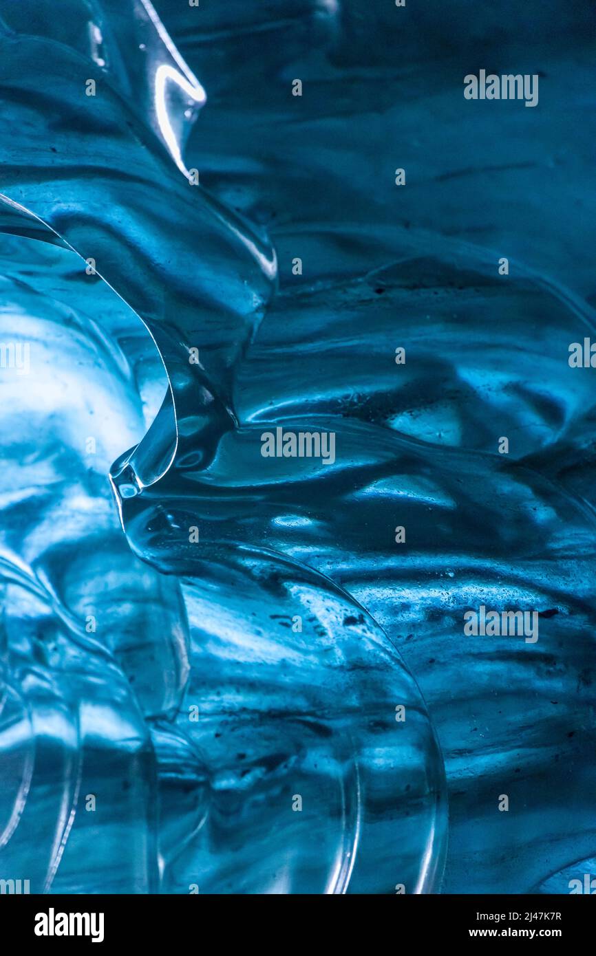 Spektakuläre blaue Eisformationen in einer Eishöhle unter dem Vatnajokull-Gletscher, Island Stockfoto