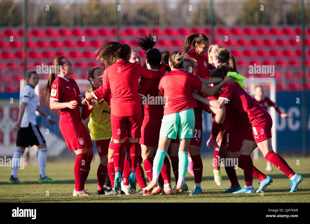 Stara Pazova, Serbien, 12.. April 2022. Die Spieler Serbiens feiern den Sieg beim Qualifikationsspiel der Gruppe H - FIFA Frauen-Weltmeisterschaft 2023 zwischen Serbien und Deutschland in Stara Pazova, Serbien. 12. April 2022. Kredit: Nikola Krstic/Alamy Stockfoto