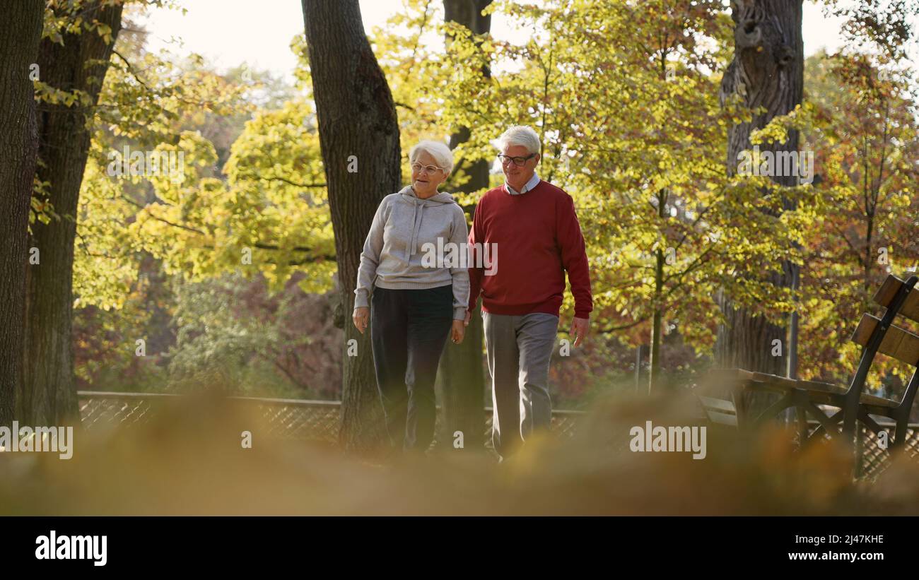 Glückliches älteres kaukasisches Paar zu Fuß im Park lächelnd gesund Lebensstil selektiver Fokus voller Schuss Kopie Raum . Hochwertige Fotos Stockfoto