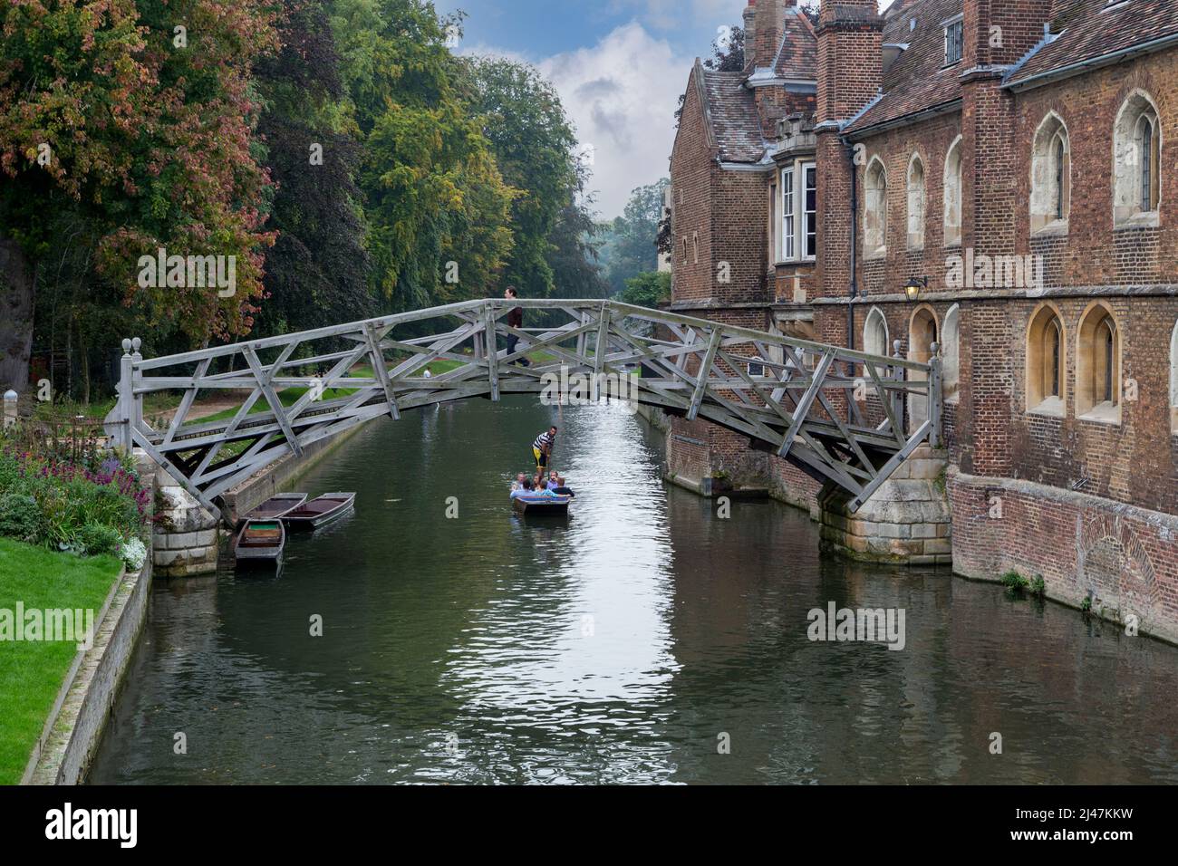 Großbritannien, England, Cambridge.  Bootfahren auf dem Fluss Cam durch mathematische Brücke, Queens College. Stockfoto