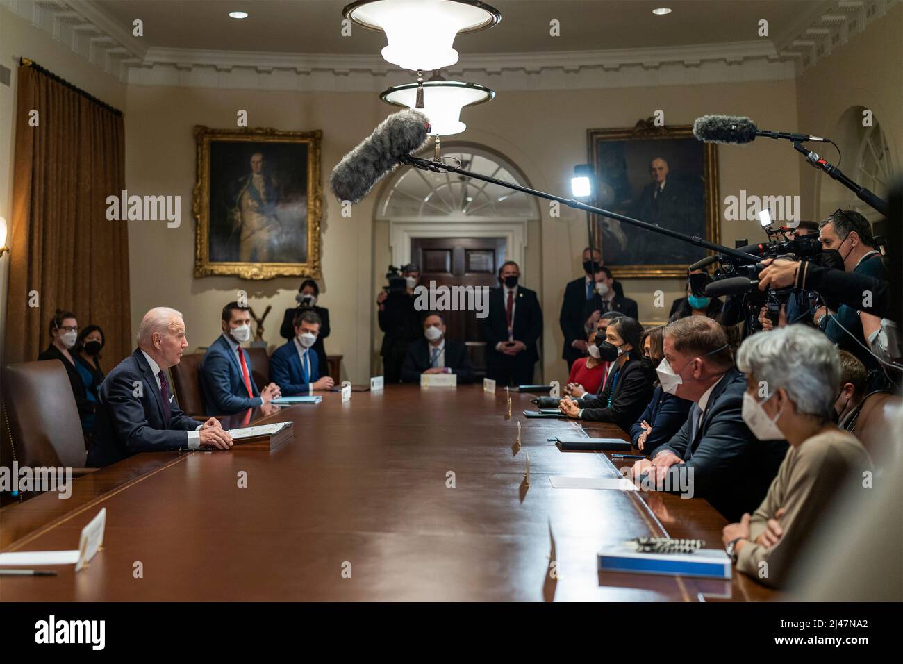 Washington, Vereinigte Staaten von Amerika. 20. Januar 2022. US-Präsident Joe Biden und Vizepräsidentin Kamala Harris treffen sich mit der Task Force zur Implementierung der Kabinettsinfrastruktur im Kabinettsaal des Weißen Hauses, 20. Januar 2022 in Washington, D.C..Quelle: Cameron Smith/White House Foto/Alamy Live News Stockfoto