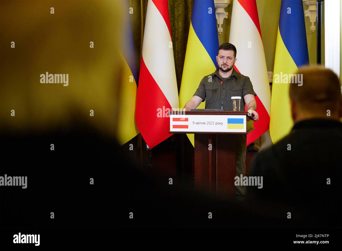 Kiew, Ukraine. 09. April 2022. Der ukrainische Präsident Wolodymyr Zelenskyy hat am 9. April 2022 im Anschluss an bilaterale Gespräche mit dem österreichischen Bundeskanzler Karl Nehammer in Kiew, Ukraine, eine gemeinsame Pressekonferenz abgehalten. Quelle: Ukrainische Präsidentschaft/Ukrainische Präsidentschaft/Alamy Live News Stockfoto