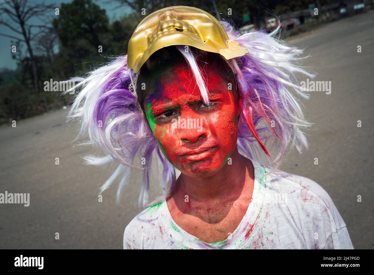 Junger gesprühter Junge während des Holi-Festivals in Birgunj, Nepal Stockfoto