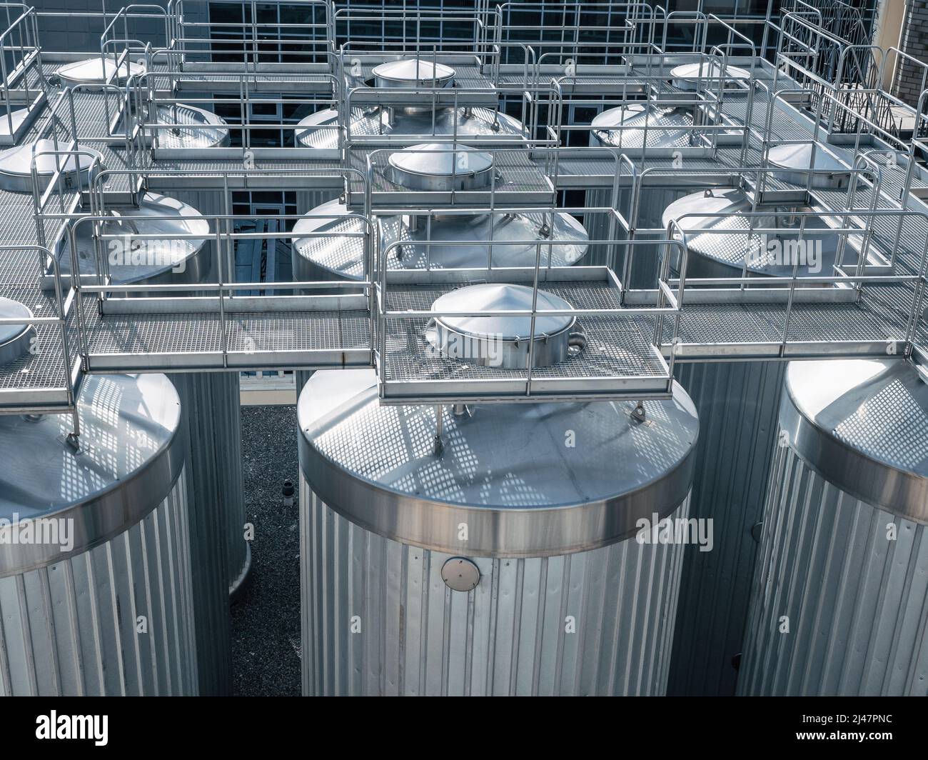 Große Stahltanks oder -Reservoirs in der Brauereifabrik. Stockfoto