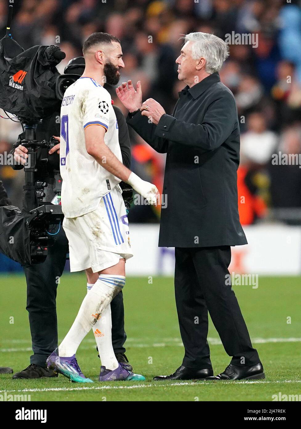 Real Madrid Manager Carlo Ancelotti begrüßt Karim Benzema von Real Madrid nach dem UEFA Champions League Viertelfinale, dem zweiten Beinspiel im Santiago Bernabeu Stadium, Madrid. Bilddatum: Dienstag, 12. April 2022. Stockfoto