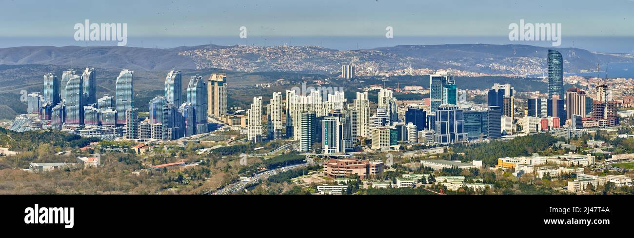 Istanbul, Türkei - 3. April 2017: Wolkenkratzer im Maslak. Schießen durch das Glas. Retro-Style. Stockfoto
