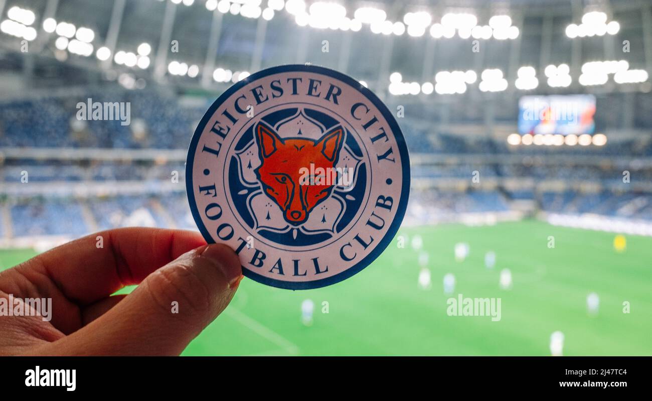 12. September 2021, Leicester, Großbritannien. Leicester City FC Fußballverein-Emblem vor der Kulisse eines modernen Stadions. Stockfoto