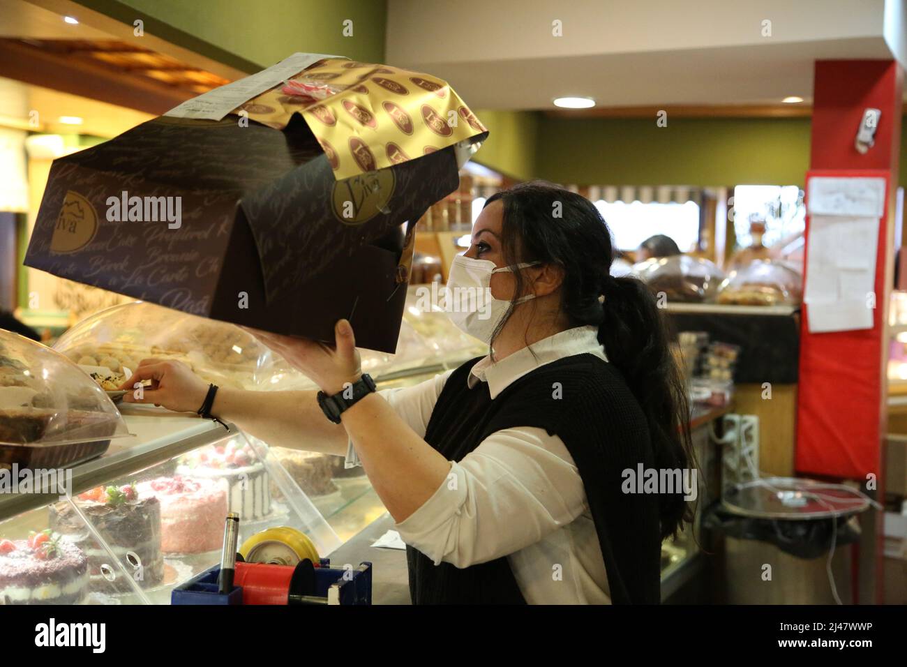 Ankara, Türkei. 12. April 2022. Eine Kellnerin verpackt am 12. April 2022 in einer Bäckerei in Ankara, Türkei, Desserts. Quelle: Li Zhenbei/Xinhua/Alamy Live News Stockfoto