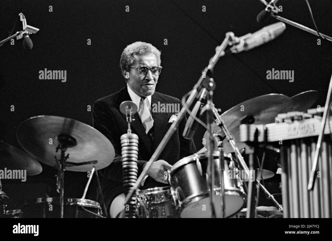 Die amerikanische Schlagzeugerin Connie Kay tritt mit dem Modern Jazz Quartet beim Capital Radio Jazz Festival 1982 in Knebworth, England, auf. Stockfoto