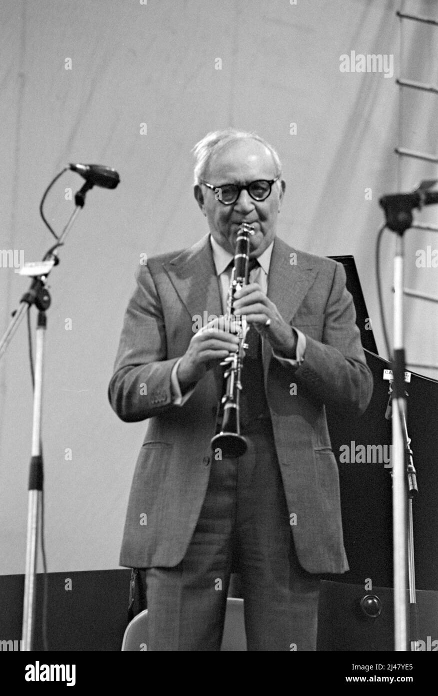 Der amerikanische Jazzmusiker Benny Goodman tritt beim Capital Radio Jazz Festival 1982 in Knebworth, Hertfordshire, England, auf. Stockfoto
