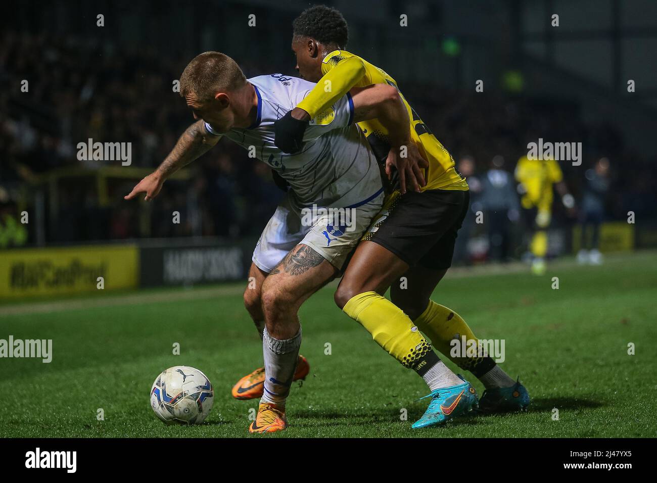 Max Power #8 von Wigan Athletic und Williams Kokolo #22 von Burton Albion kämpfen um den Ball Stockfoto