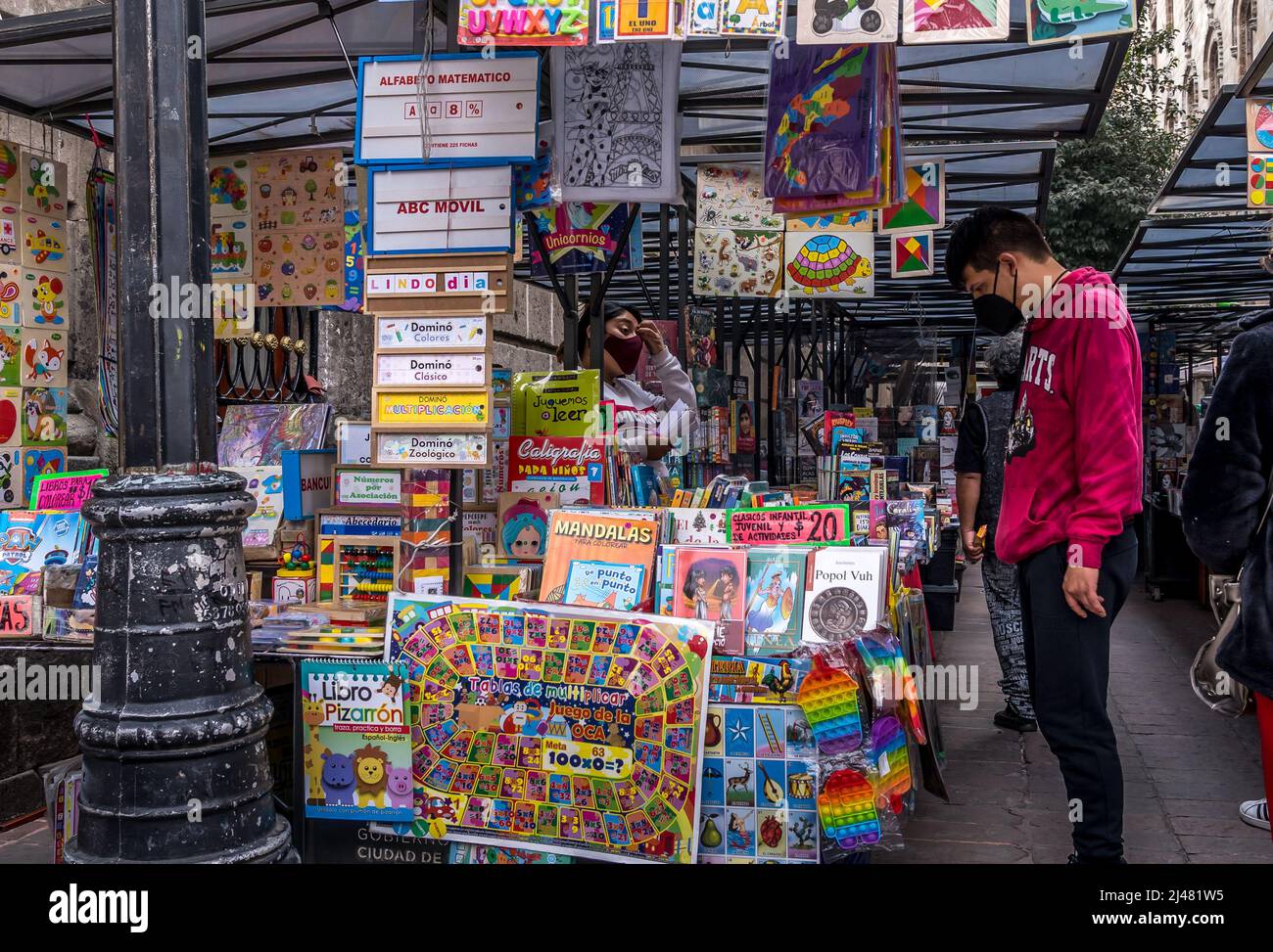 Mexiko-Stadt, Mexiko - 19. Dezember 2021. Korridore mit gebrauchten Büchern, die während der Pandemie in Mexiko-Stadt verkauft werden Stockfoto