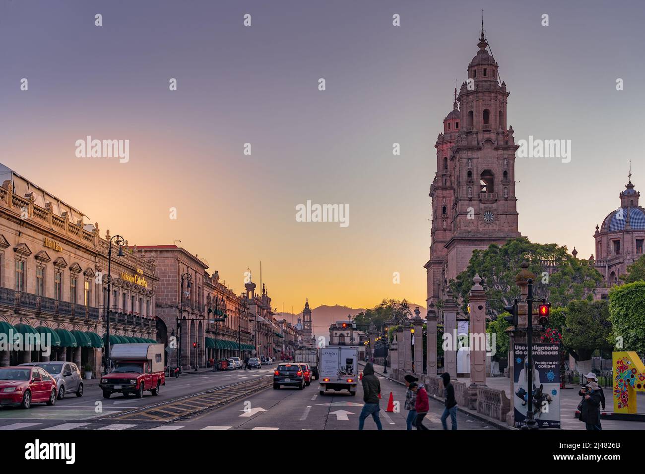 Morelia, Mexiko - 23. Dezember 2021. Sonnenaufgang Morgen auf der Straße von Morelia Mexiko. Stockfoto