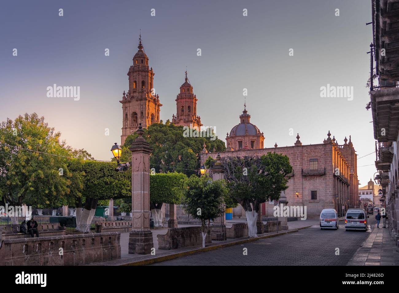 Morelia, Mexiko - 23. Dezember 2021. Sonnenaufgang Morgen auf der Straße von Morelia Mexiko. Stockfoto