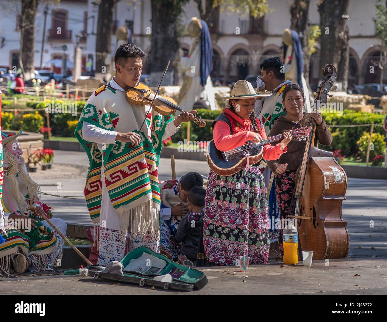Patzcuaro, Michoacan, Mexiko: 23. Dezember 2021: Musiker spielen für den traditinellen Tanz der Älteren im Vasco des Quiroga-Platzes Stockfoto