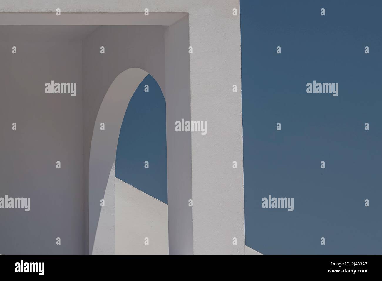Moderne Architektur. Weißes Gebäude außen, geometrisch und minimalistisch Stockfoto