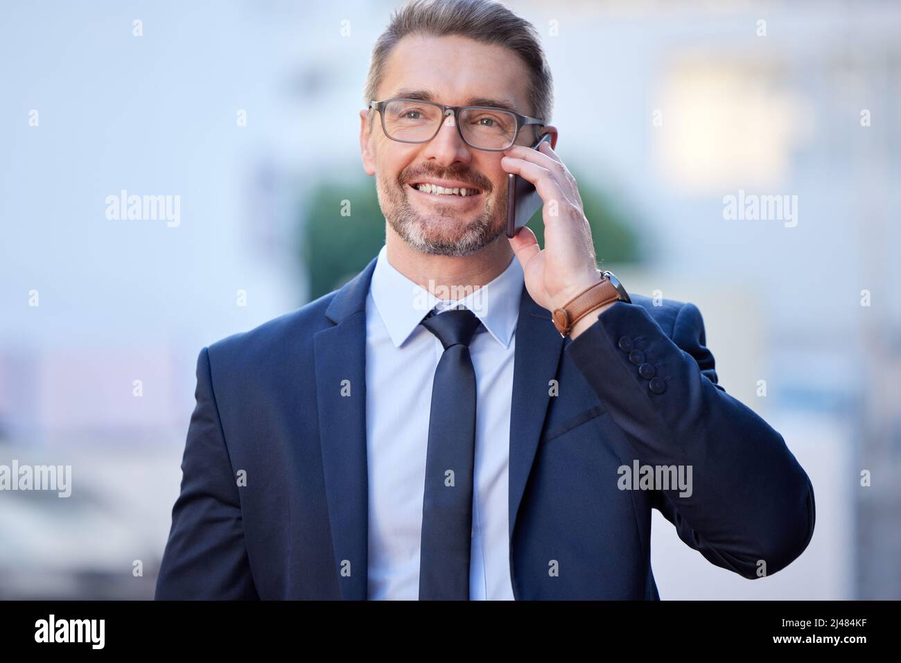 Ich treffe Sie in zehn Jahren im Büro. Eine kurze Aufnahme eines gutaussehenden, reifen Geschäftsmannes, der einen Anruf tätigen kann, während er draußen in der Stadt steht. Stockfoto