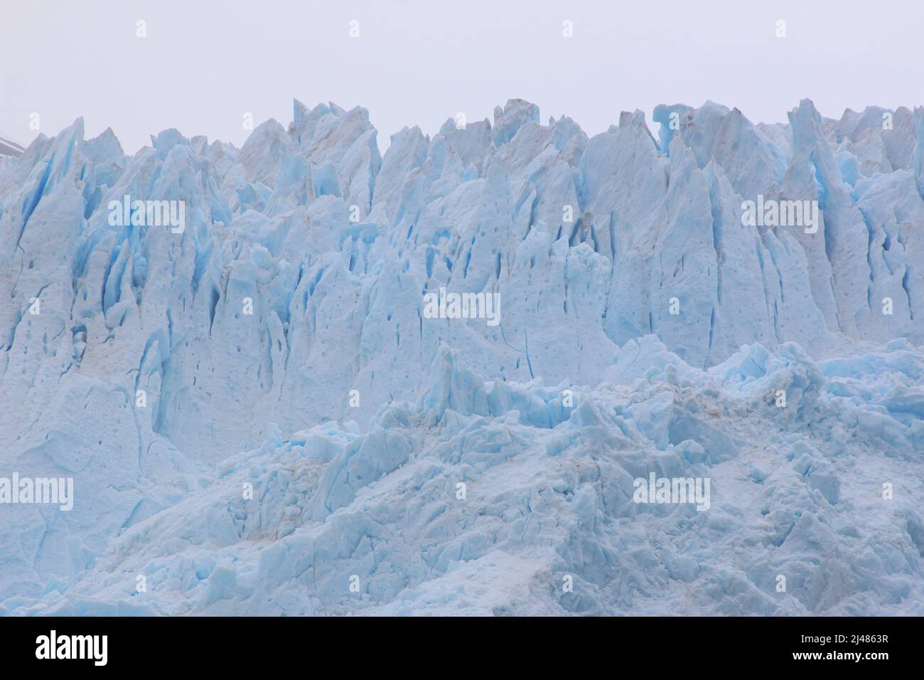 Eiswand eines Gletschers in Patagonien (Spalten und Gipfel) - Chile Stockfoto