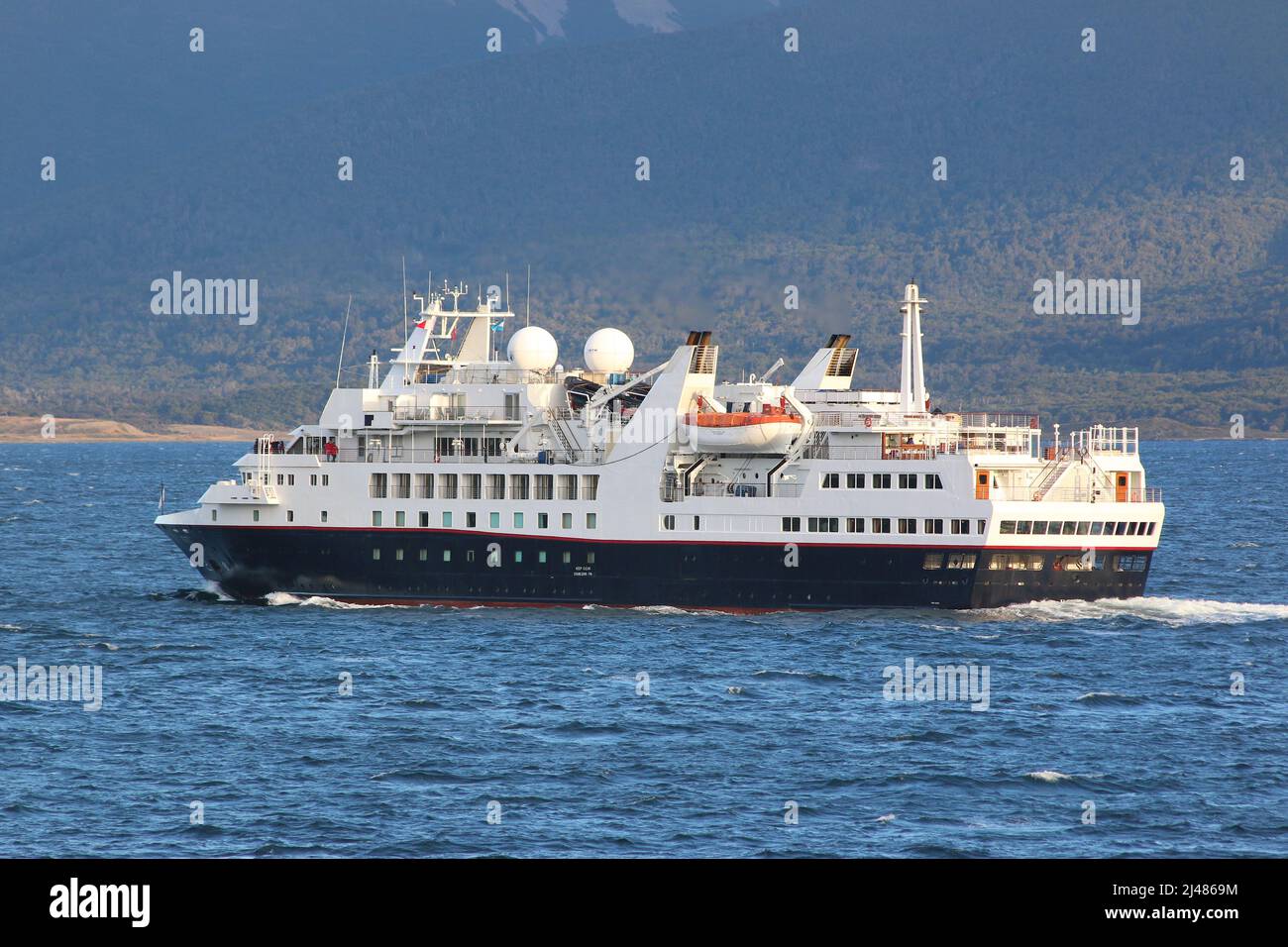 Die neue Expeditionskreuzlinie Exploris kaufte den Silver Explorer. (Silversea). Das Schiff wird im Dezember 2023 nach Exploris segeln. Stockfoto