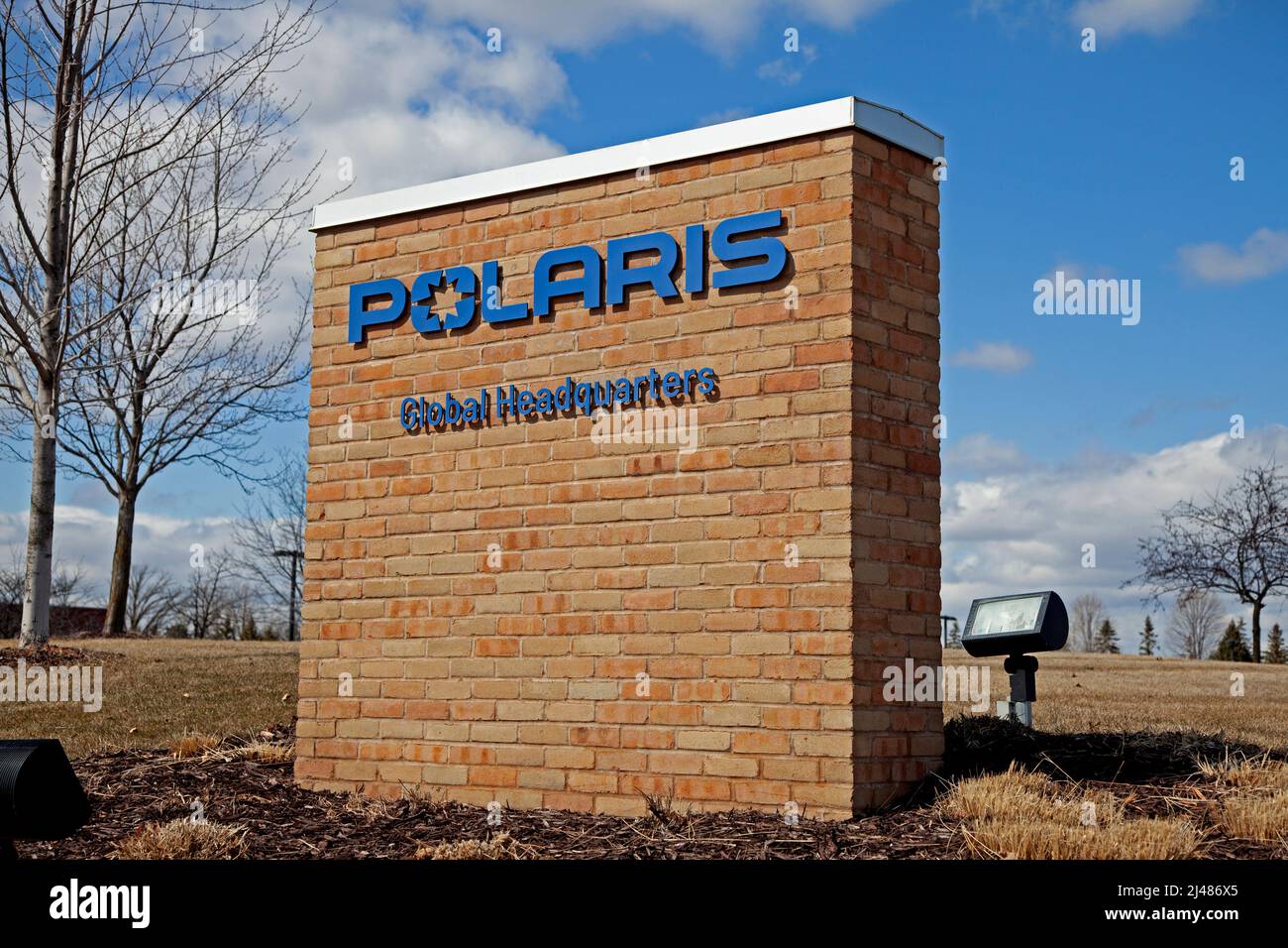 Eingang zum globalen Hauptsitz von Polaris Inc., der Schneemobile und andere Geländefahrzeuge produziert. Medina Minnesota, USA Stockfoto