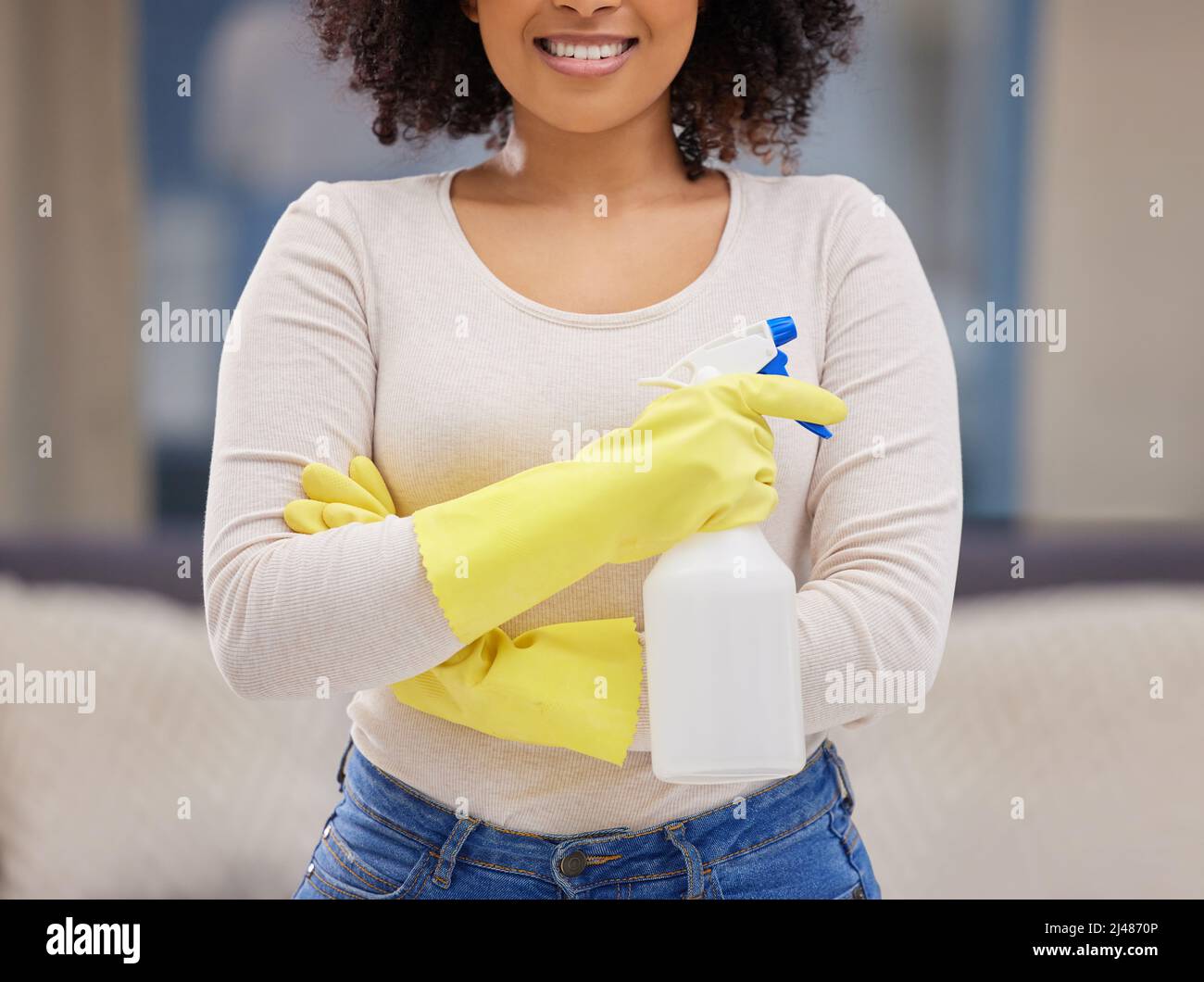 Ich bin mit Reinigungsmittel bewaffnet und bereit zur Reinigung. Kurzer Schuss einer unkenntlichen Frau, die allein zu Hause steht und dabei eine Sprühflasche in der Hand hält Stockfoto