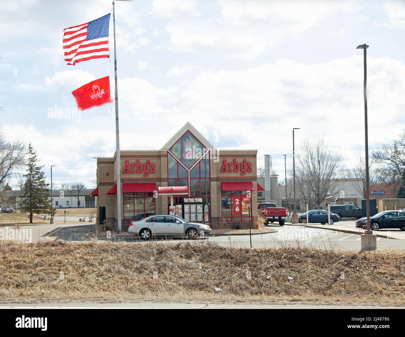 Arby's Fast-Food-Restaurant mit amerikanischer Flagge. Plymouth Minnesota, USA Stockfoto
