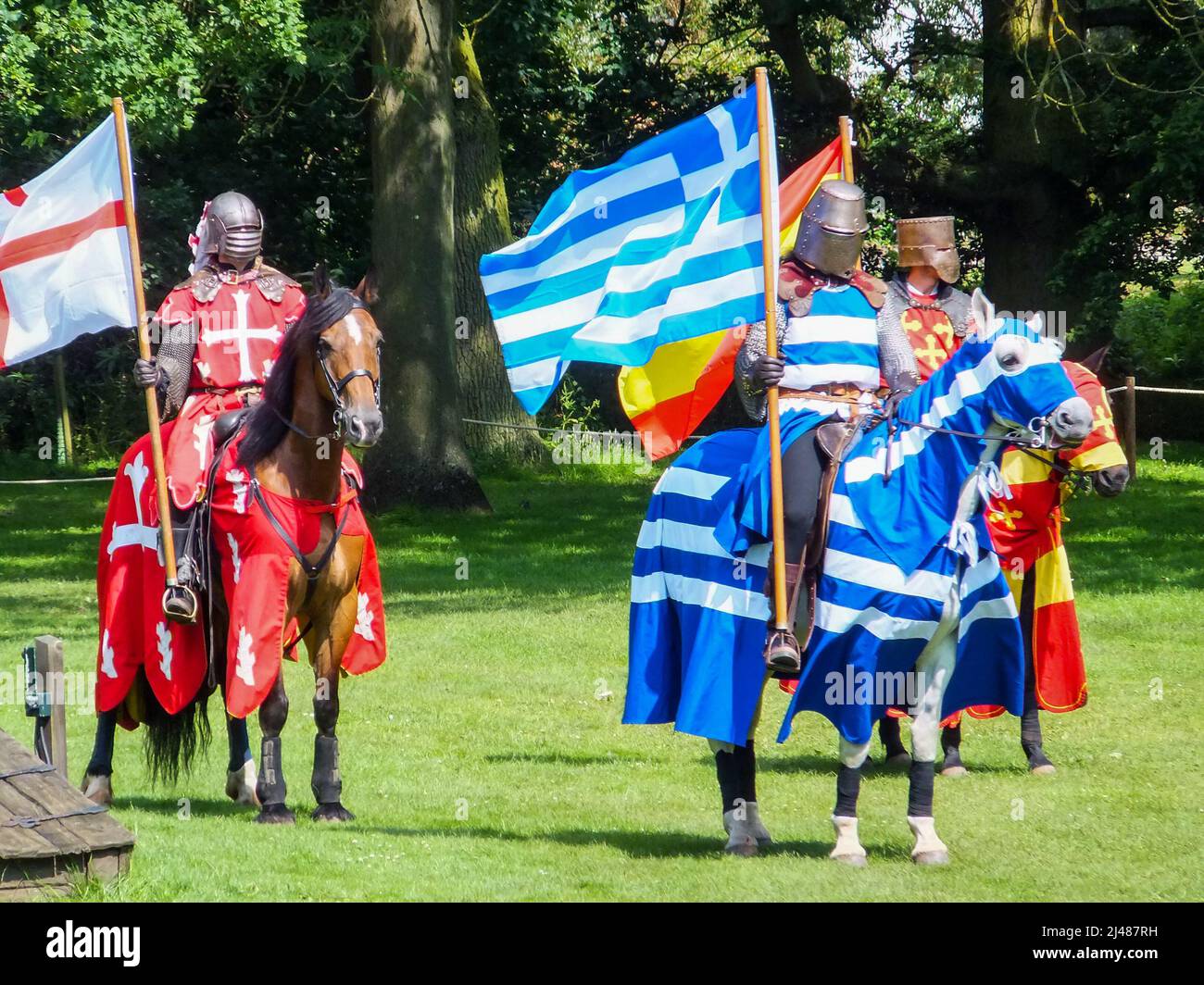 Farbenfroh patriotische Ritter, die England, Griechenland und Spanien repräsentieren, werden von Reenactors im Warwick Castle in Warwickshire, England, Großbritannien, dargestellt. Stockfoto