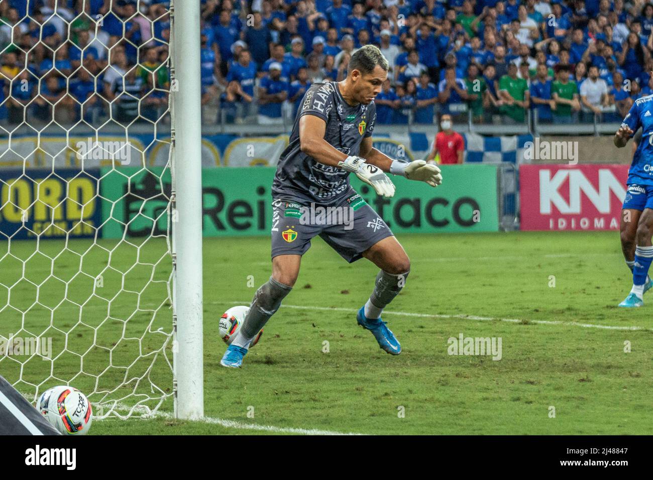 Belo Horizonte, Minas Gerais, Brasilien. 12. April 2022. Brasilianische Fußballmeisterschaft - zweite Division: Cruzeiro vs Brusque. 12. April 2022, Belo Horizonte, Minas Gerais, Brasilien: Fußballspiel zwischen Cruzeiro und Brusque, gültig für die Runde der brasilianischen Fußballmeisterschaft 2., die am Dienstag (12) im Mineirao-Stadion in Belo Horizonte, Minas Gerais, stattfand. Cruzeiro gewann das Spiel 1:0, mit einem Tor von edu. Bild: Breno Babu/TheNews2 (Bild: © Breno Babu/TheNEWS2 via ZUMA Press Wire) Stockfoto