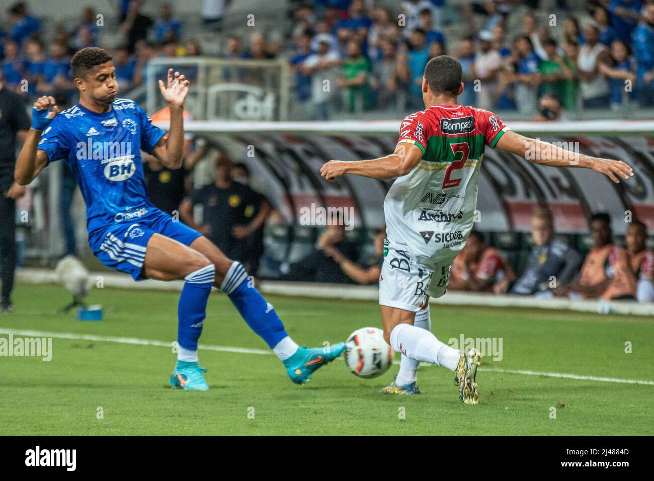 Belo Horizonte, Minas Gerais, Brasilien. 12. April 2022. Brasilianische Fußballmeisterschaft - zweite Division: Cruzeiro vs Brusque. 12. April 2022, Belo Horizonte, Minas Gerais, Brasilien: Fußballspiel zwischen Cruzeiro und Brusque, gültig für die Runde der brasilianischen Fußballmeisterschaft 2., die am Dienstag (12) im Mineirao-Stadion in Belo Horizonte, Minas Gerais, stattfand. Cruzeiro gewann das Spiel 1:0, mit einem Tor von edu. Bild: Breno Babu/TheNews2 (Bild: © Breno Babu/TheNEWS2 via ZUMA Press Wire) Stockfoto