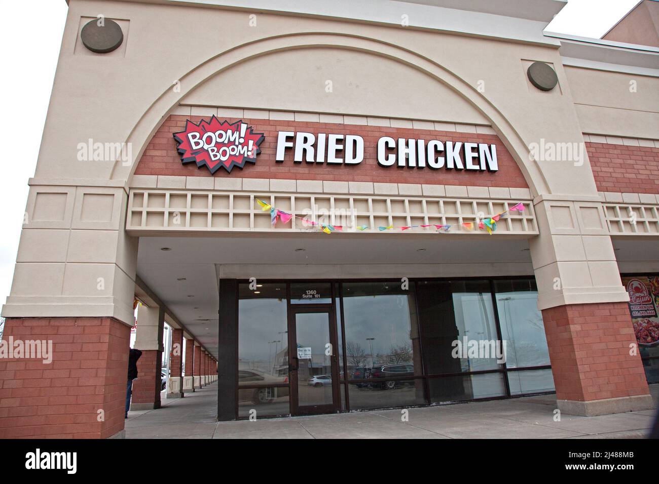 Eintritt zum Boom Boom Fried Chicken Restaurant, das auf koreanisches gebratenes Huhn spezialisiert ist. St. Paul Minnesota, USA Stockfoto