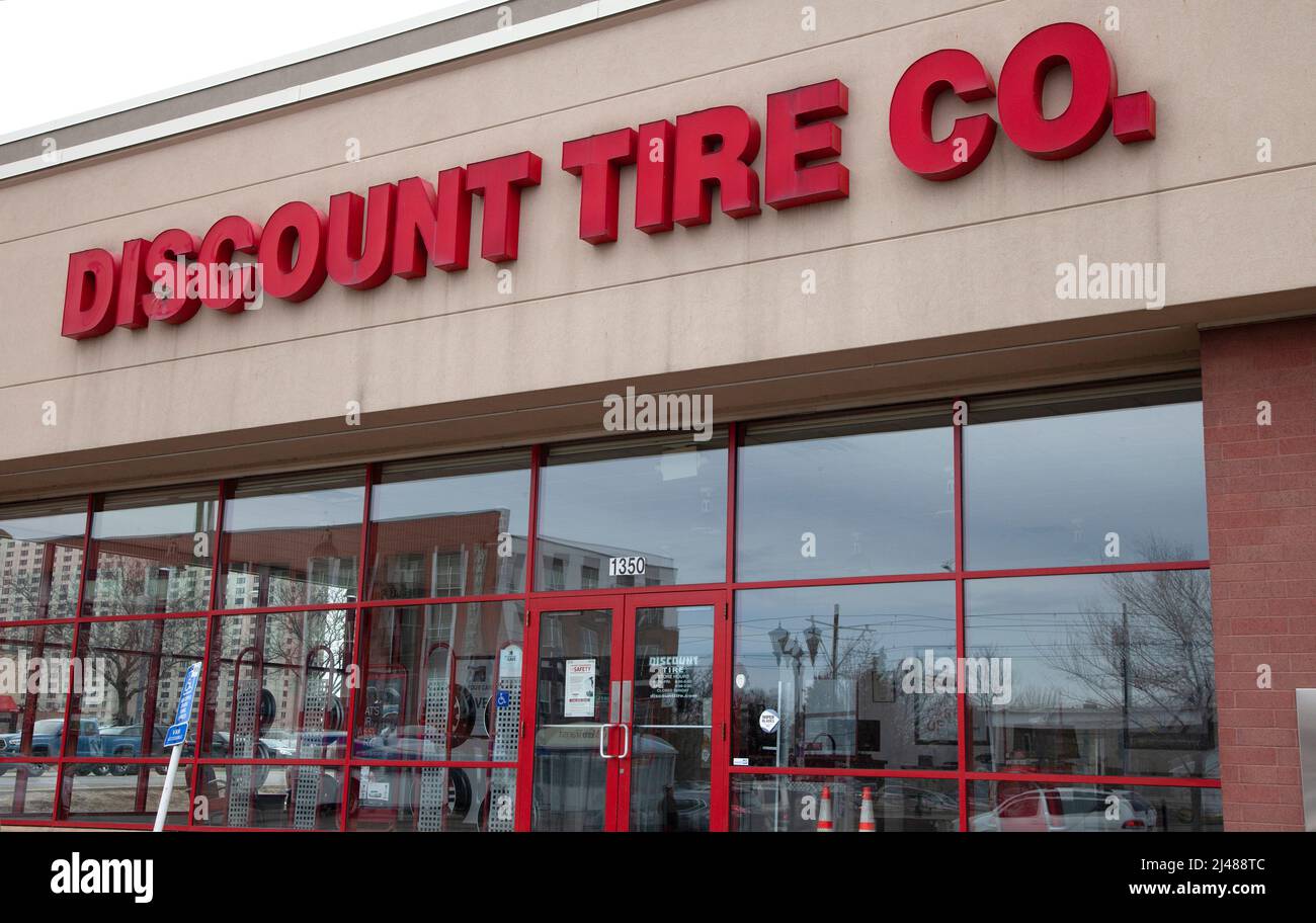 Discount Tire Company Verkauf von Reifen zu niedrigeren Preisen. St. Paul Minnesota, USA Stockfoto