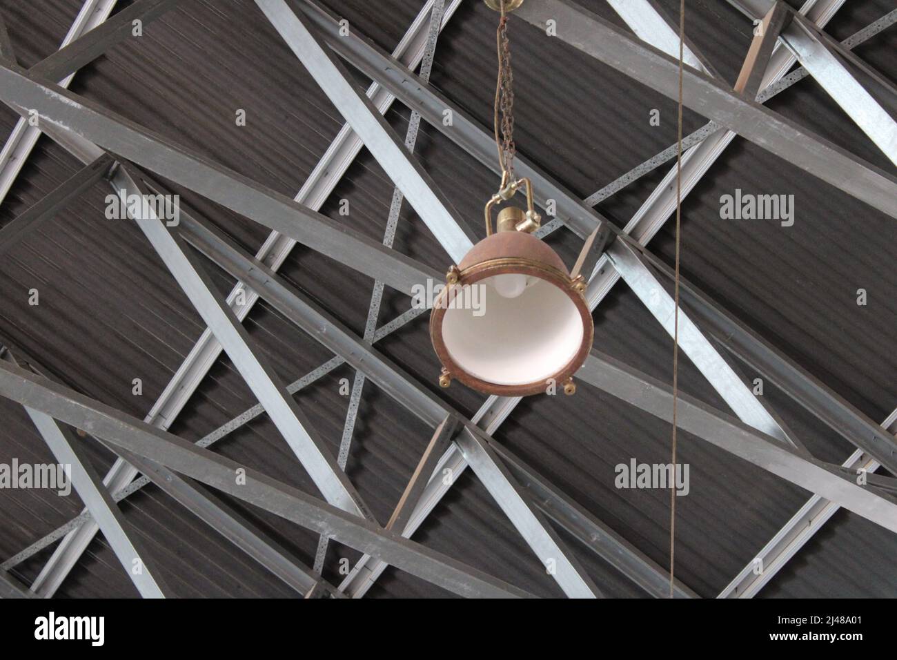 Eine Leuchte, die 2022 in einem Gebäude in Tuhava, Papua-Neuguinea (PNG), an einem Stahltraversen hing Stockfoto