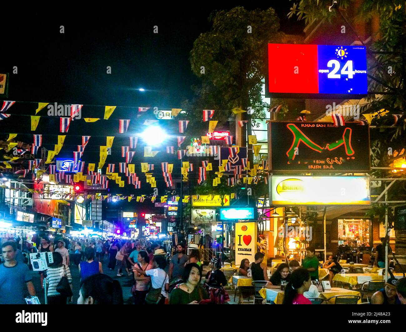 Backpackers Party auf der Khoa San Straße mit Bars und Fast Food. Stockfoto