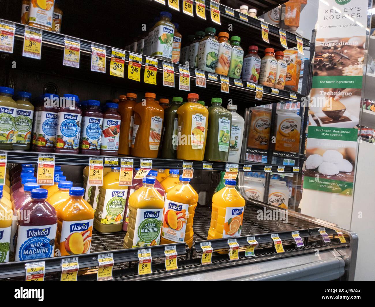 Woodinville, WA USA - ca. April 2022: Schräge Ansicht von Bio-Obst- und Gemüsesäften zum Verkauf in einem Haggen-Lebensmittelgeschäft. Stockfoto