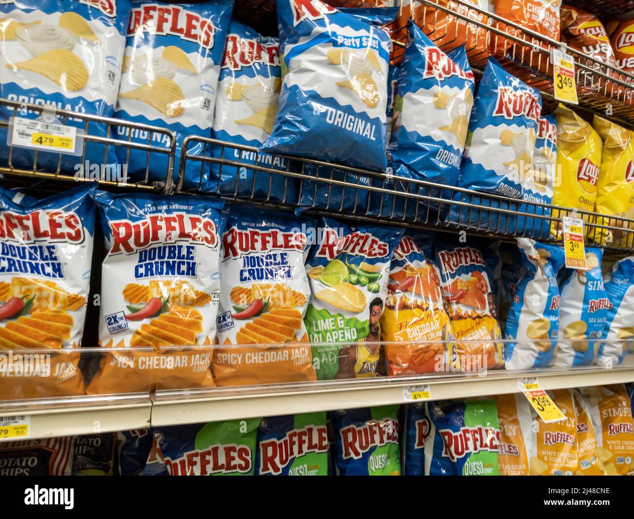 Woodinville, WA USA - ca. April 2022: Abgewinkelte Ansicht von Ruffles-Kartoffelchips zum Verkauf im Imbissgang eines Haggen-Lebensmittelladens. Stockfoto