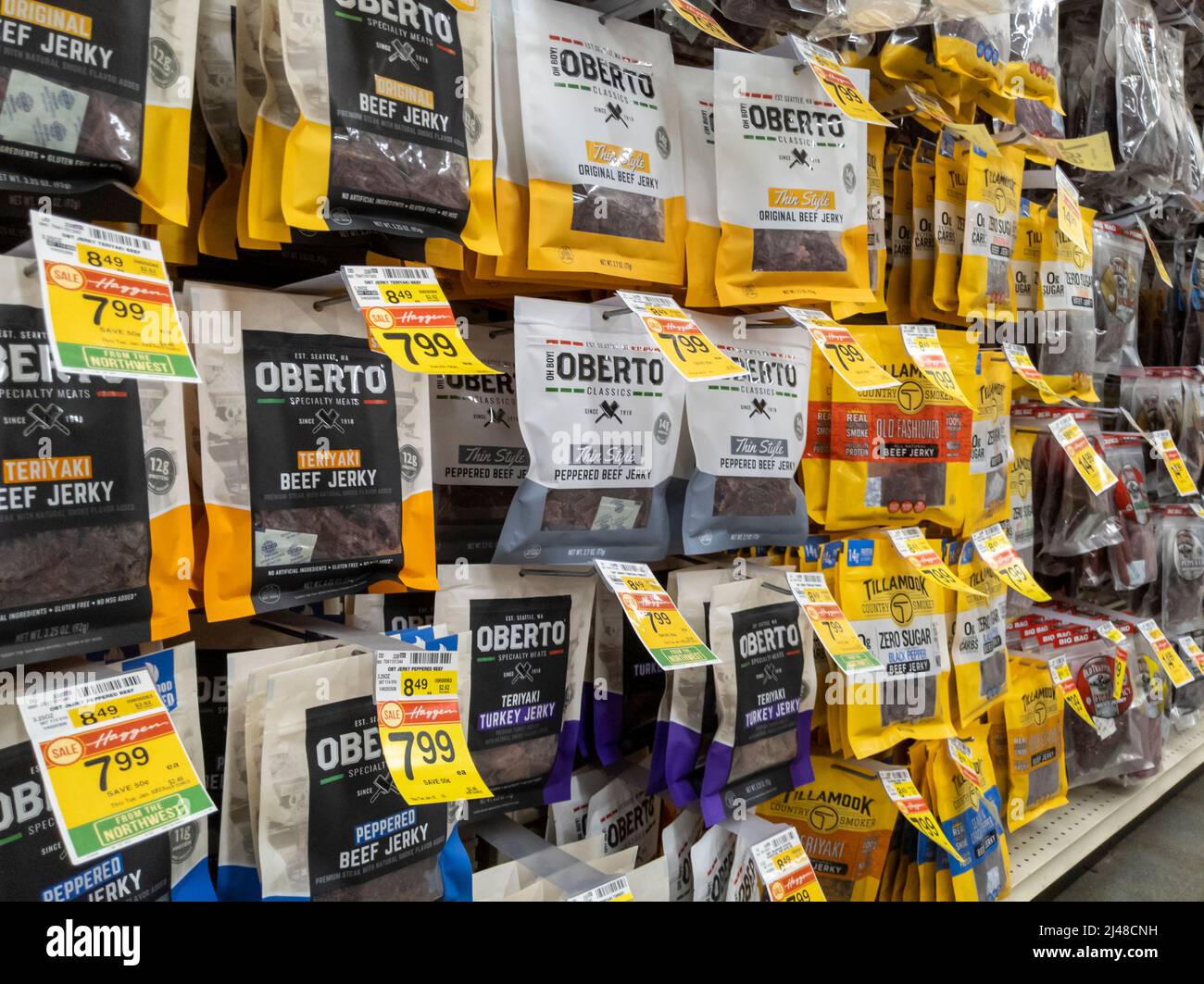 Woodinville, WA USA - ca. April 2022: Abgewinkelte Ansicht einer großen Auswahl an Rindsrucklys und Wurstlinks zum Verkauf in einem Haggen-Lebensmittelgeschäft. Stockfoto