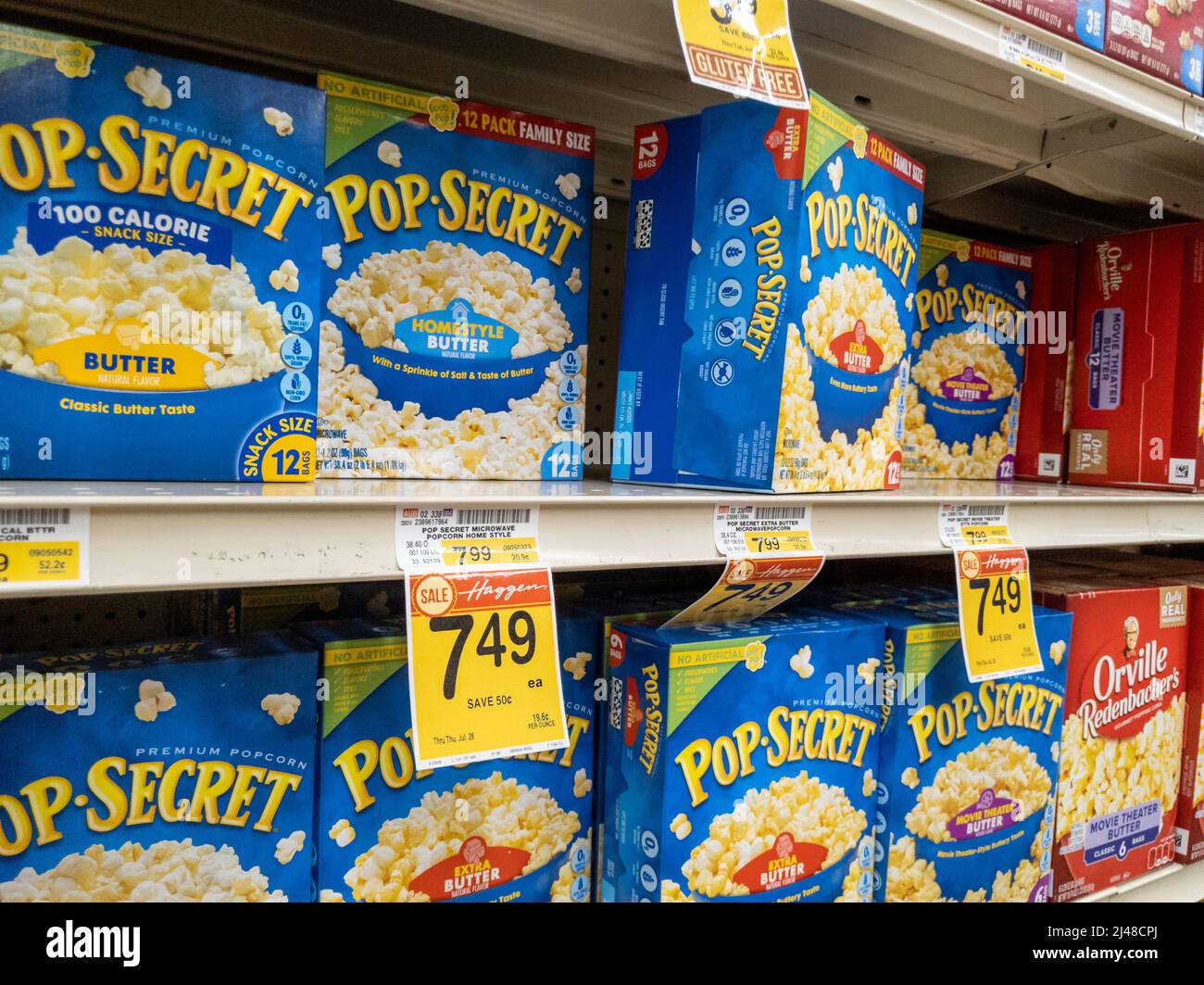 Woodinville, WA USA - ca. April 2022: Schräge Ansicht von Mikrowellenpopcorn zum Verkauf in einem frischen Lebensmittelgeschäft von Haggen Northwest. Stockfoto