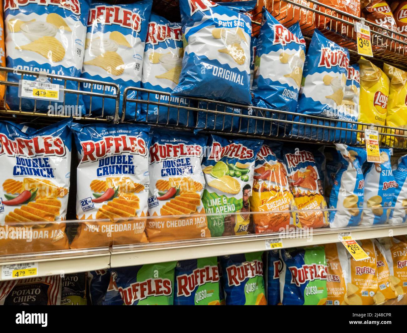 Woodinville, WA USA - ca. April 2022: Abgewinkelte Ansicht von Ruffles-Kartoffelchips zum Verkauf im Imbissgang eines Haggen-Lebensmittelladens Stockfoto