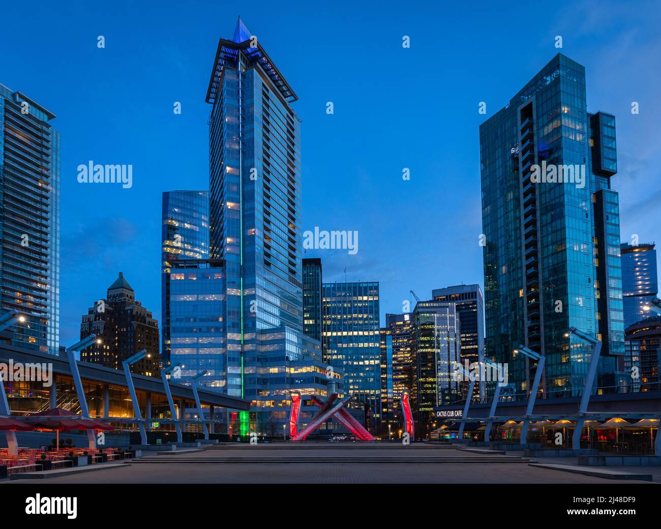 Nachtaufnahme moderner Gebäude in der Innenstadt von Vancouver. Langzeitbelichtung der Innenstadt von Vancouver. Bunte Stadtnacht mit Wolkenkratzern. Straßenfoto, wählen Sie aus Stockfoto