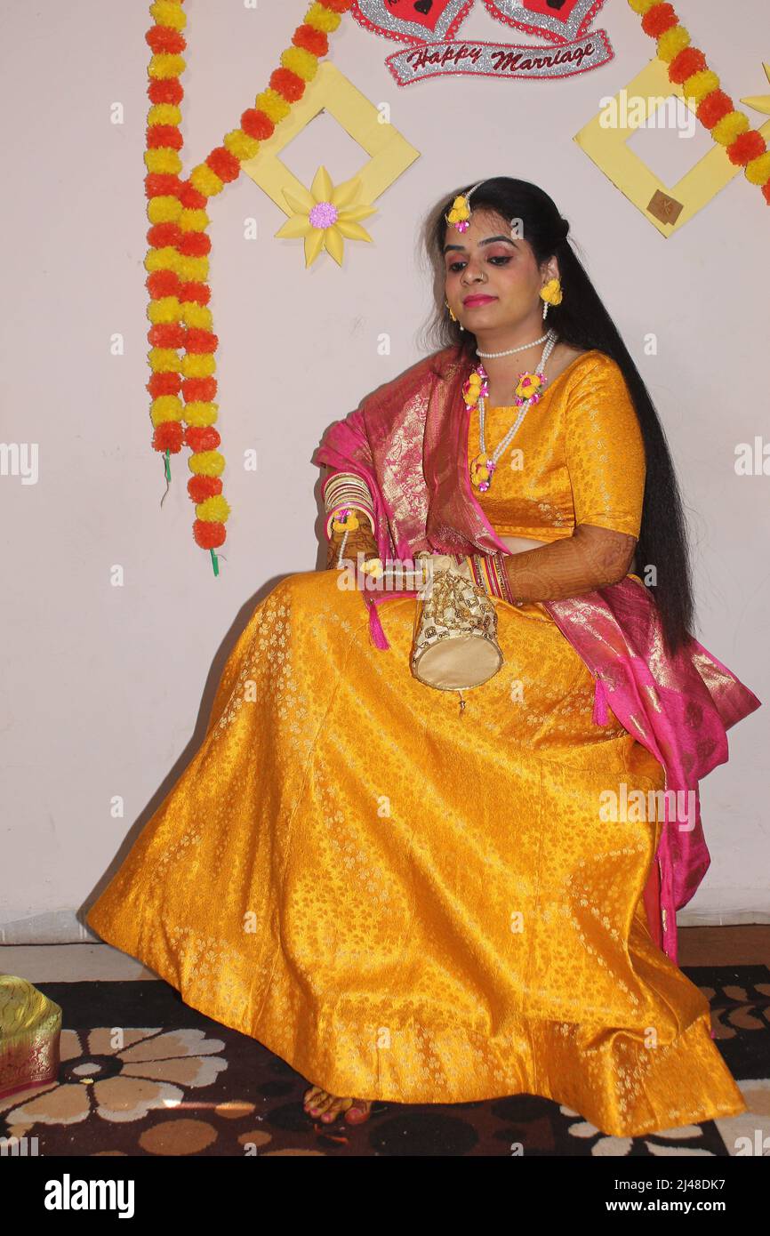 Schönes Mädchen trägt traditionelle indische Kostüm lehenga choli oder Saree mit Kundan Schmuck. Stockfoto