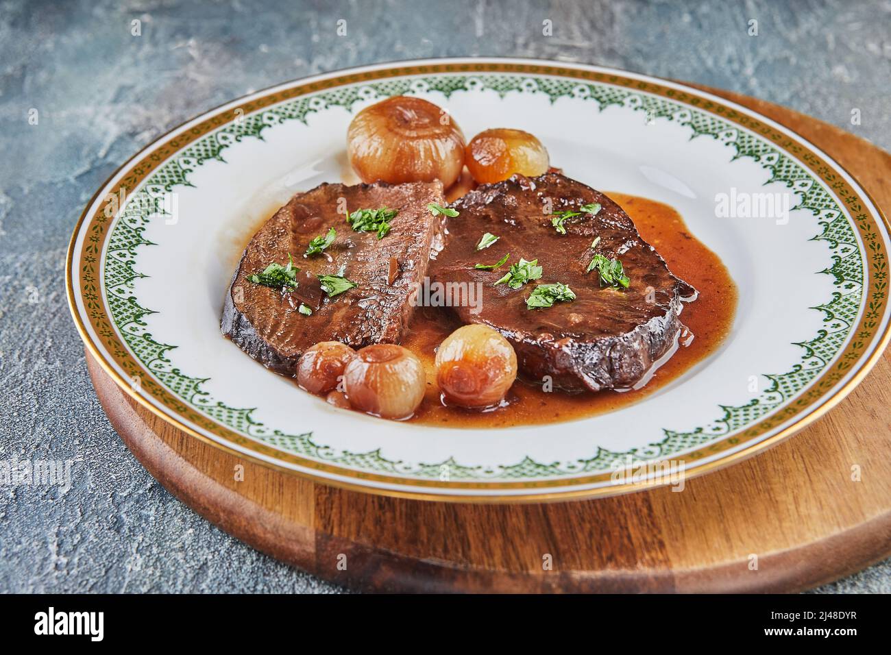 Roastbeef mit reduzierter Weinsauce und Schalotten Stockfoto