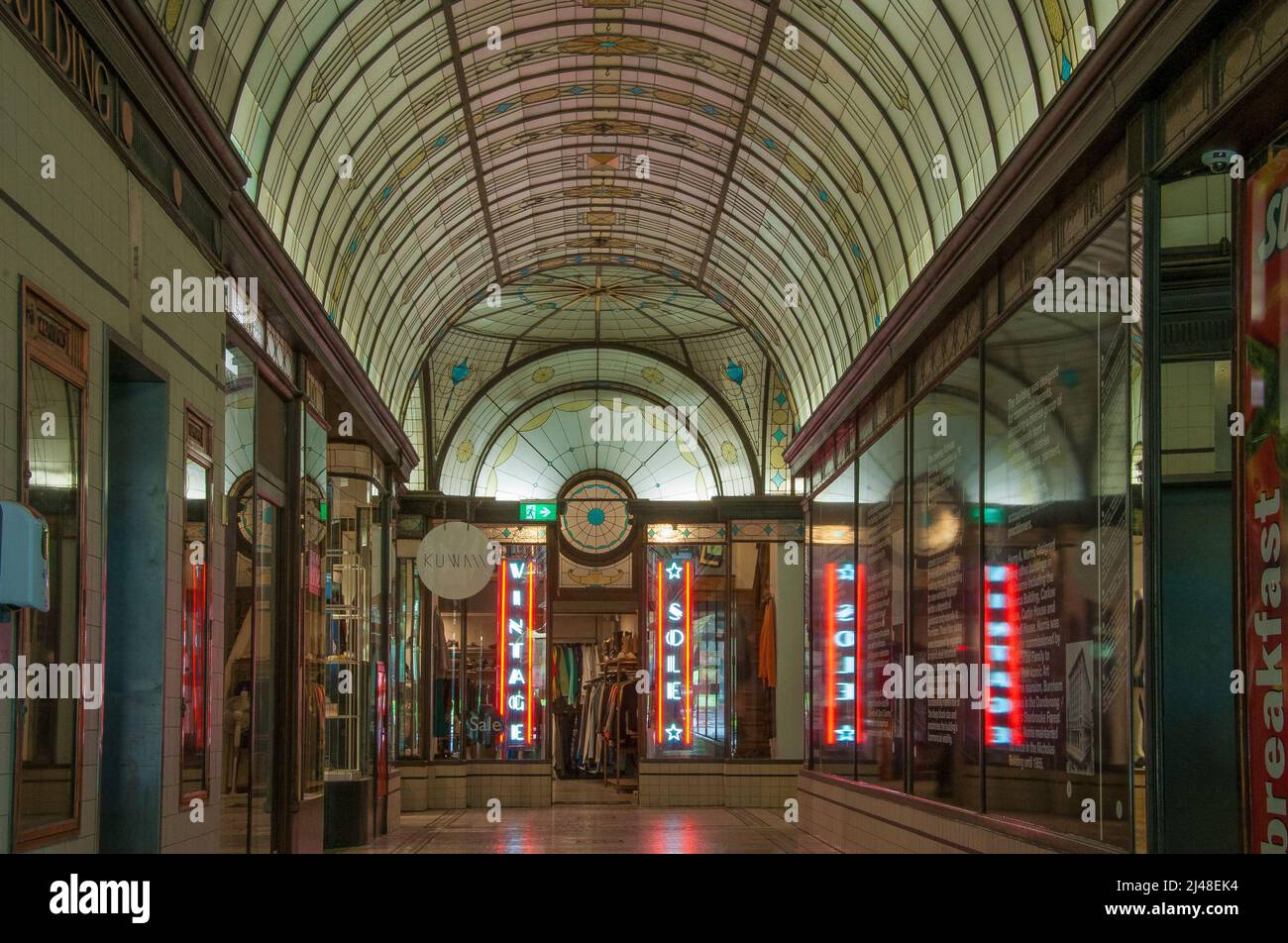 Die historische Capitol Arcade aus dem Jahr 1920s erstreckt sich von der Swanston Street bis zum Howey Place, Melbourne, Australien Stockfoto