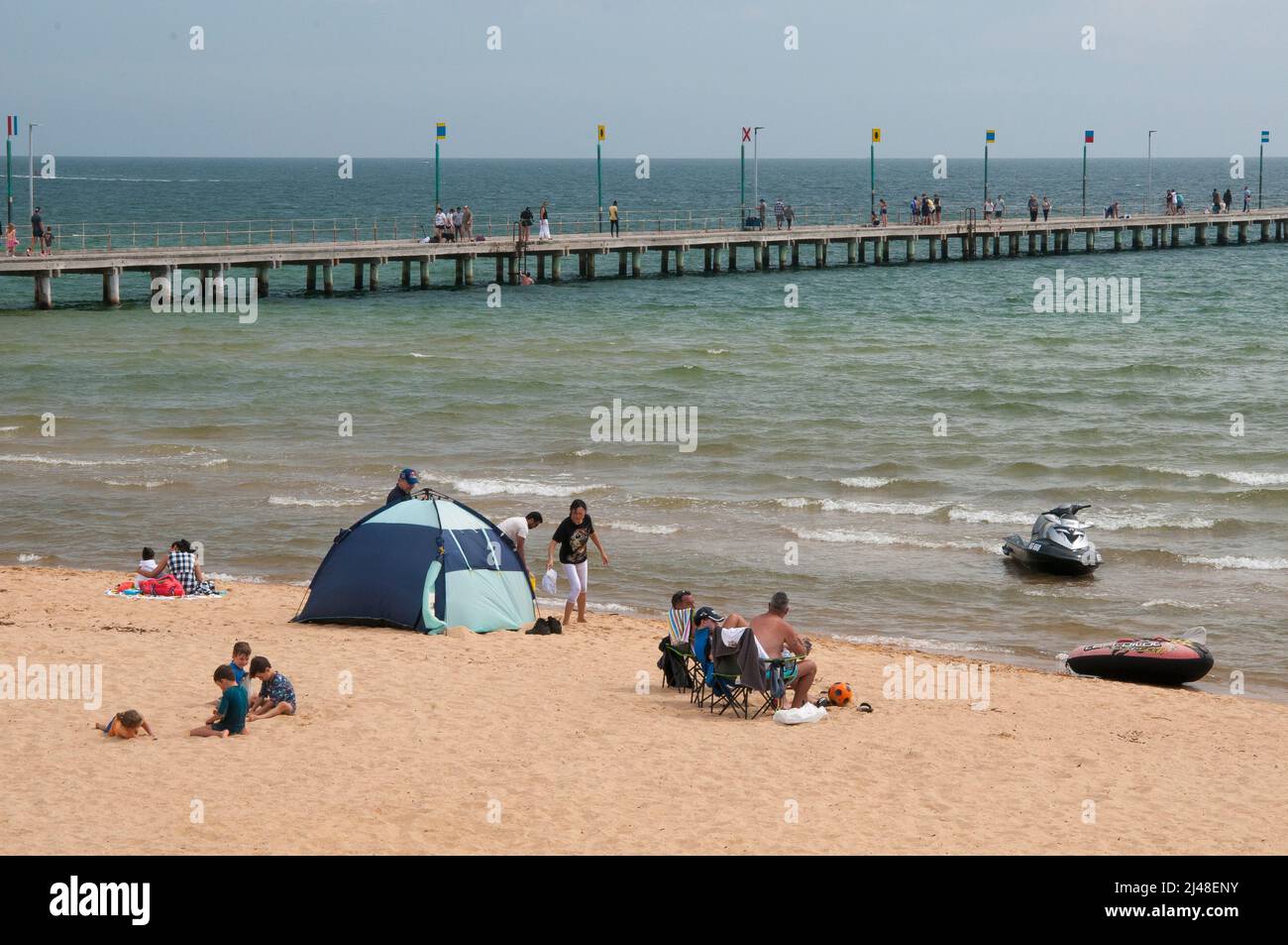 Direkt am Strand von Frankston an der Port Phillip Bay, Melbourne Stockfoto