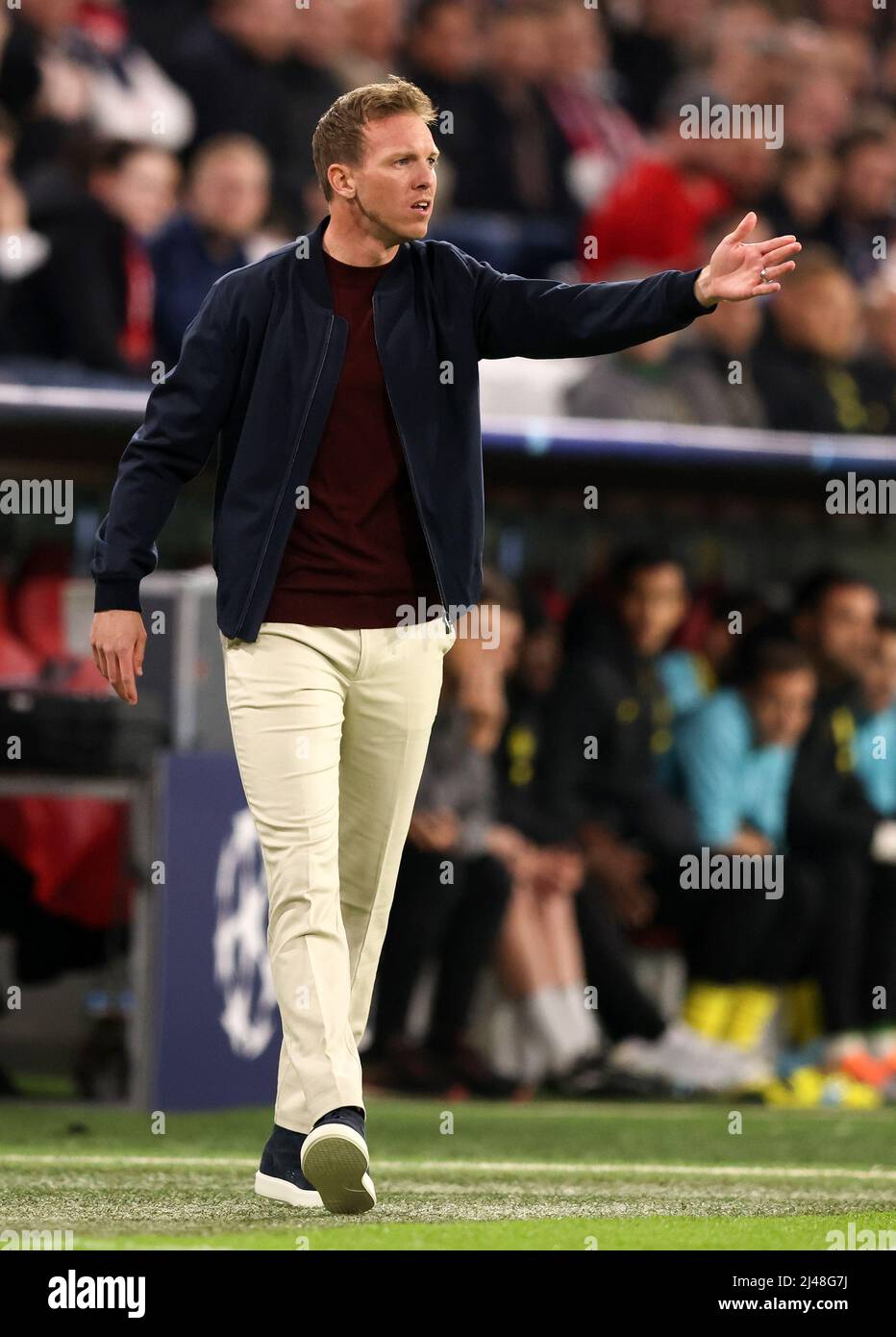 Trainer Julian Nagelsmann von Bayern München MÜNCHEN, DEUTSCHLAND - 12. APRIL: UEFA Champions League Viertelfinale auf der zweiten Etappe zwischen Bayern München und Villarreal CF am 12. April 2022 in München. UEFA Champions League Viertelfinale Rueckspiel © diebilderwelt / Alamy Stock Stockfoto