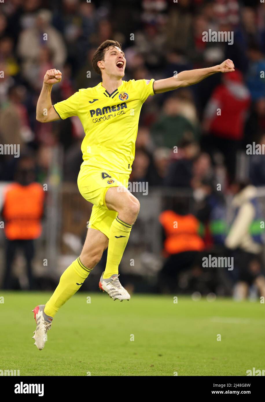 Pau Torres vom FC Villarreal MÜNCHEN, DEUTSCHLAND - 12. APRIL: UEFA Champions League Quarter Final Leg Two Match zwischen Bayern München und Villarreal CF in der Fußball Arena München am 12. April 2022 in München. UEFA Champions League Viertelfinale Rueckspiel © diebilderwelt / Alamy Stock Stockfoto