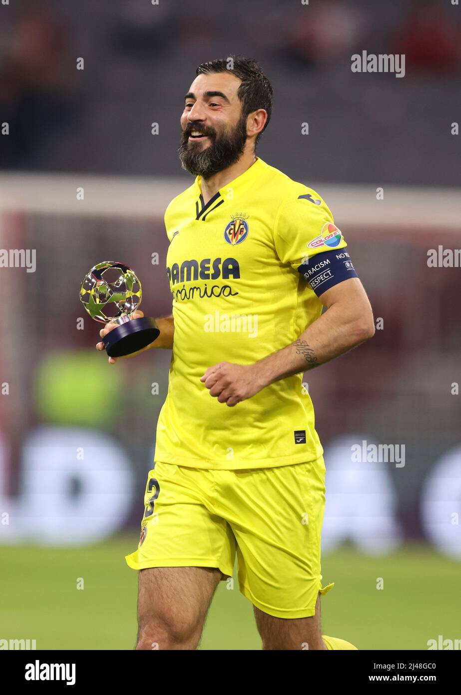 Raul Albiol vom FC Villarreal MÜNCHEN, DEUTSCHLAND - 12. APRIL: UEFA Champions League Quarter Final Leg Two Match zwischen Bayern München und Villarreal CF in der Fußball Arena München am 12. April 2022 in München. UEFA Champions League Viertelfinale Rueckspiel © diebilderwelt / Alamy Stock Stockfoto