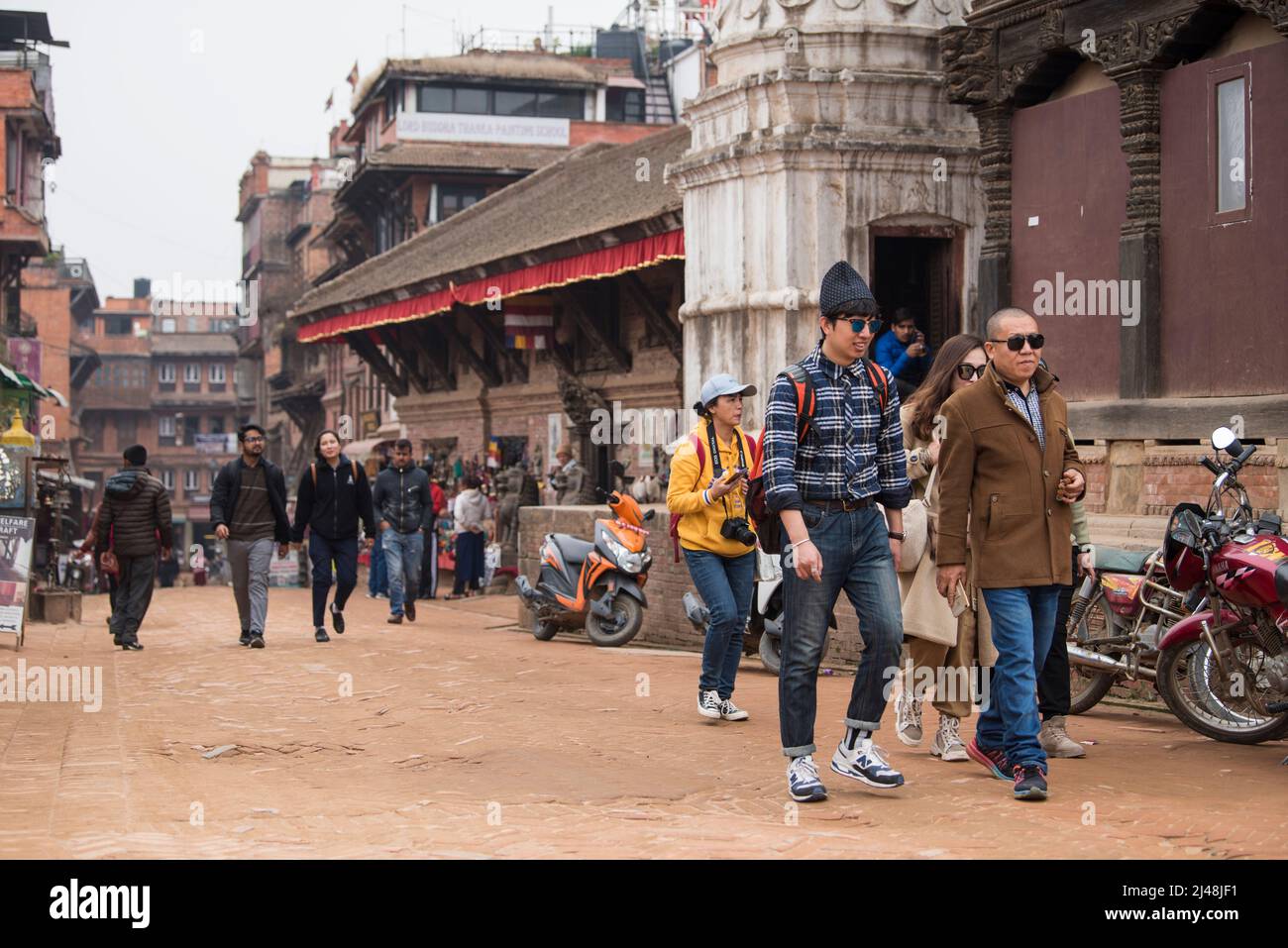 Kathmandu, Nepal - April 22,2022: Touristen besuchen den Patan Durbar Square. Patan ist eine der ältesten bekannten buddhistischen Städte. Stockfoto