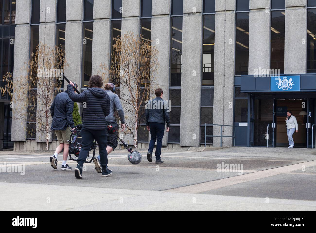 Darlington, Großbritannien. 12.. April 2022. Das Fernsehdrama Vera drehte in der Stadt mit dem Schauspieler Kenny Doughty, der die DS Aiden Healy spielt, und führte Nachforschungen durch. In der Pause für Fans posieren. David Dixon/Alamy Stockfoto