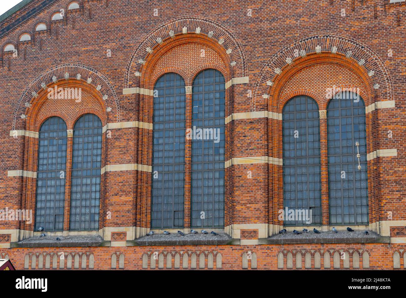 Detail der Fenster in der Fassade des Kopenhagener Hauptbahnhofs. Der Hauptbahnhof in Kopenhagen. Kopenhagen, Dänemark, Europa Stockfoto