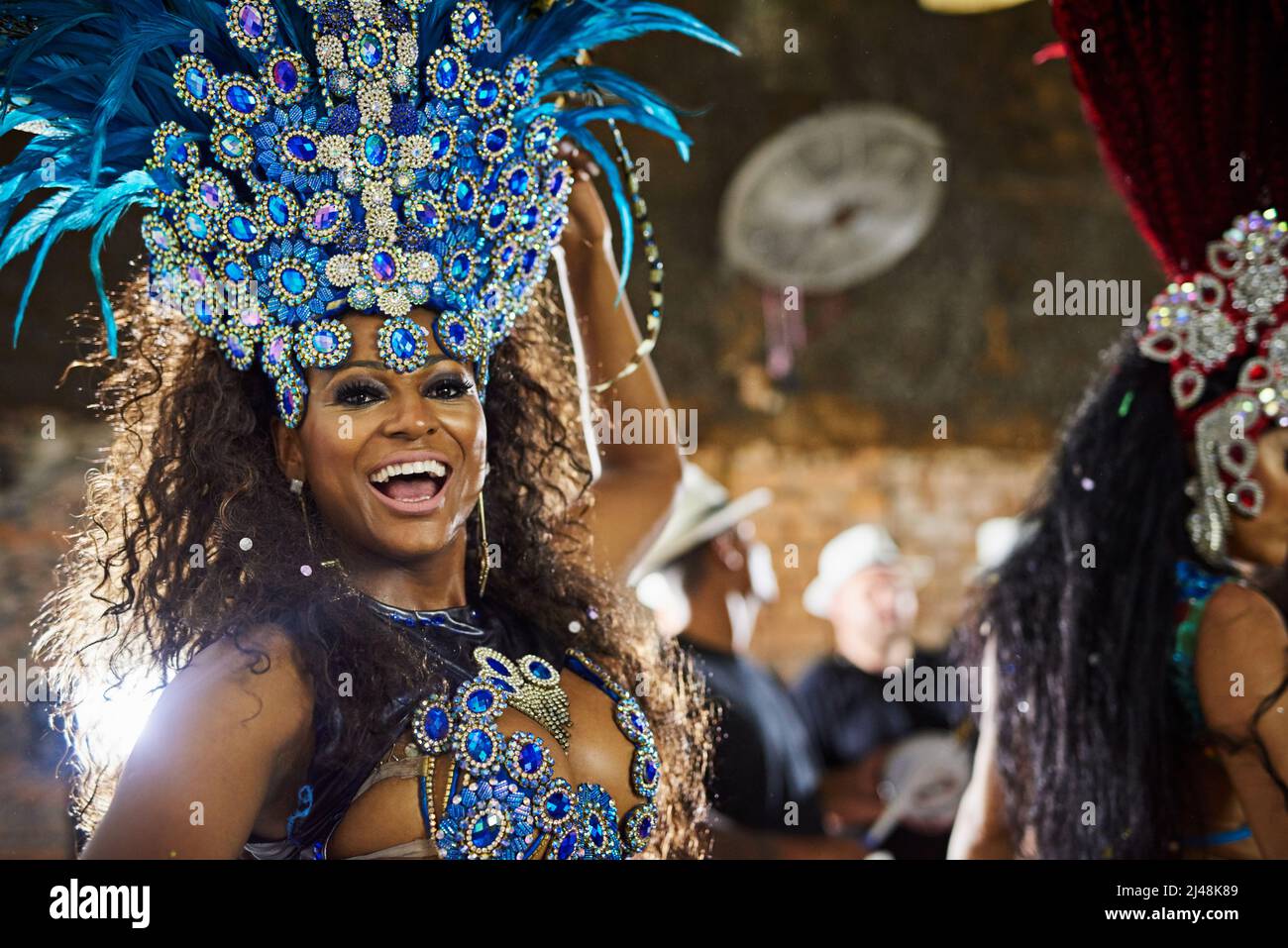 Machen Sie sich bereit für eine elektrisierende Leistung. Porträt einer Samba-Tänzerin, die an einem Karneval auftrat. Stockfoto